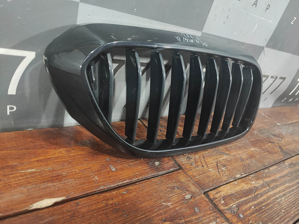 Решетка радиатора правая BMW 5-Series (G30) 17-20 Б/У Оригинал 51137383520