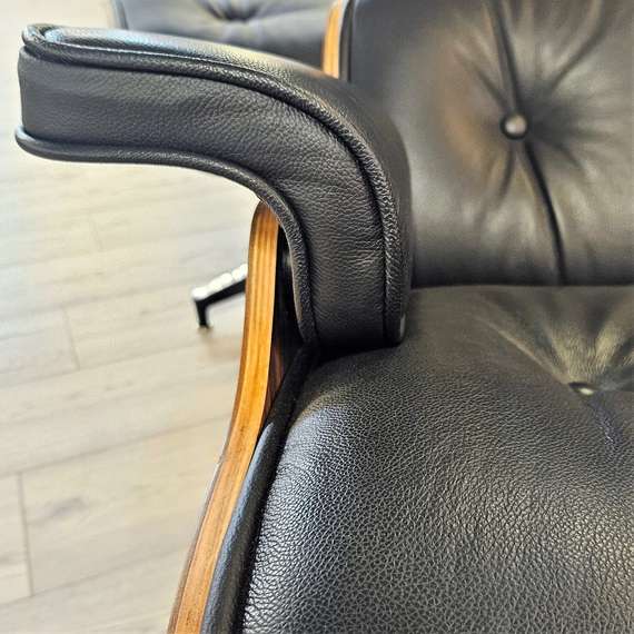 Кресло Eames Lounge с оттоманкой, черная кожа