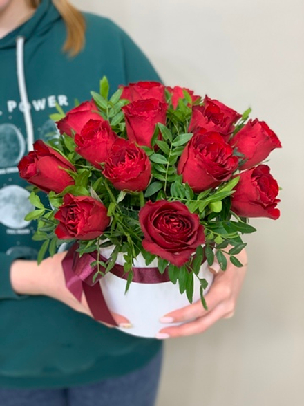 Шляпная коробка 15 красных роз Кения 40см с зеленью