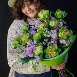 23. Пышный современный букет с розой и маттиолой