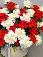 Авторская шикарная коробка из 51 красно-белой французской розы