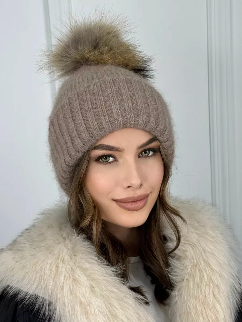 шапка ангора с меховым помпоном зимняя пушистая стильная