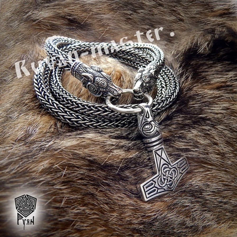"Мьёльнир" с головой хищной птицы