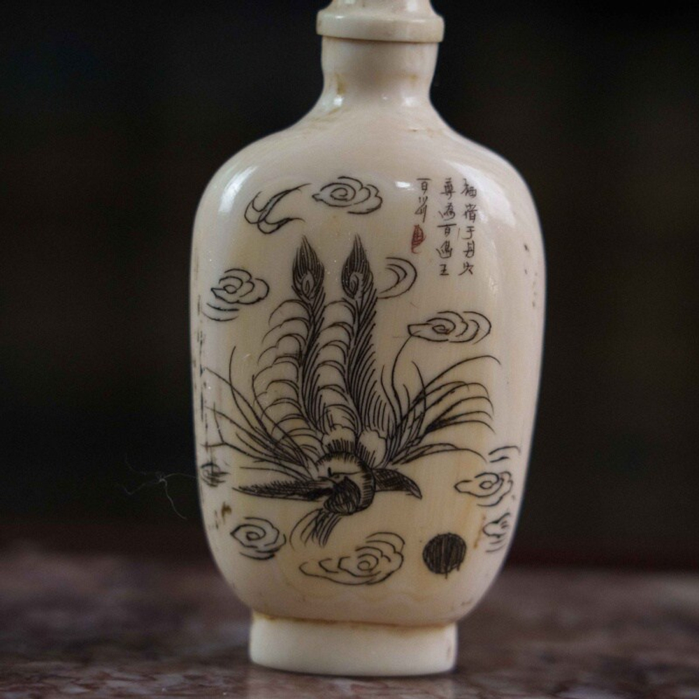 Китайская табакерка из слоновой кости с изображением птицы Феникс — Фэнхуан