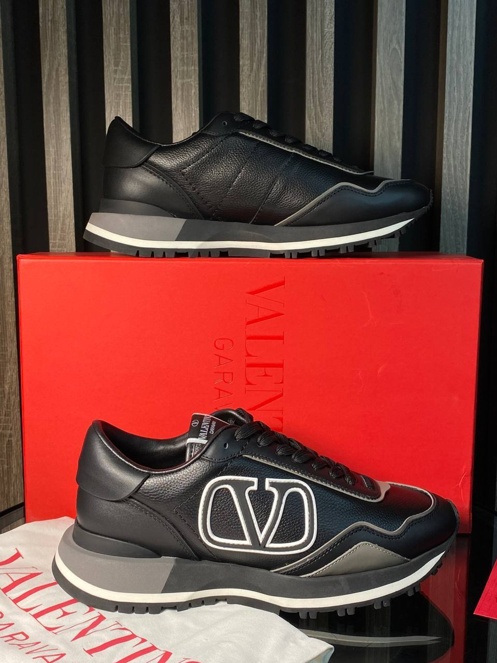 Кроссовки Valentino