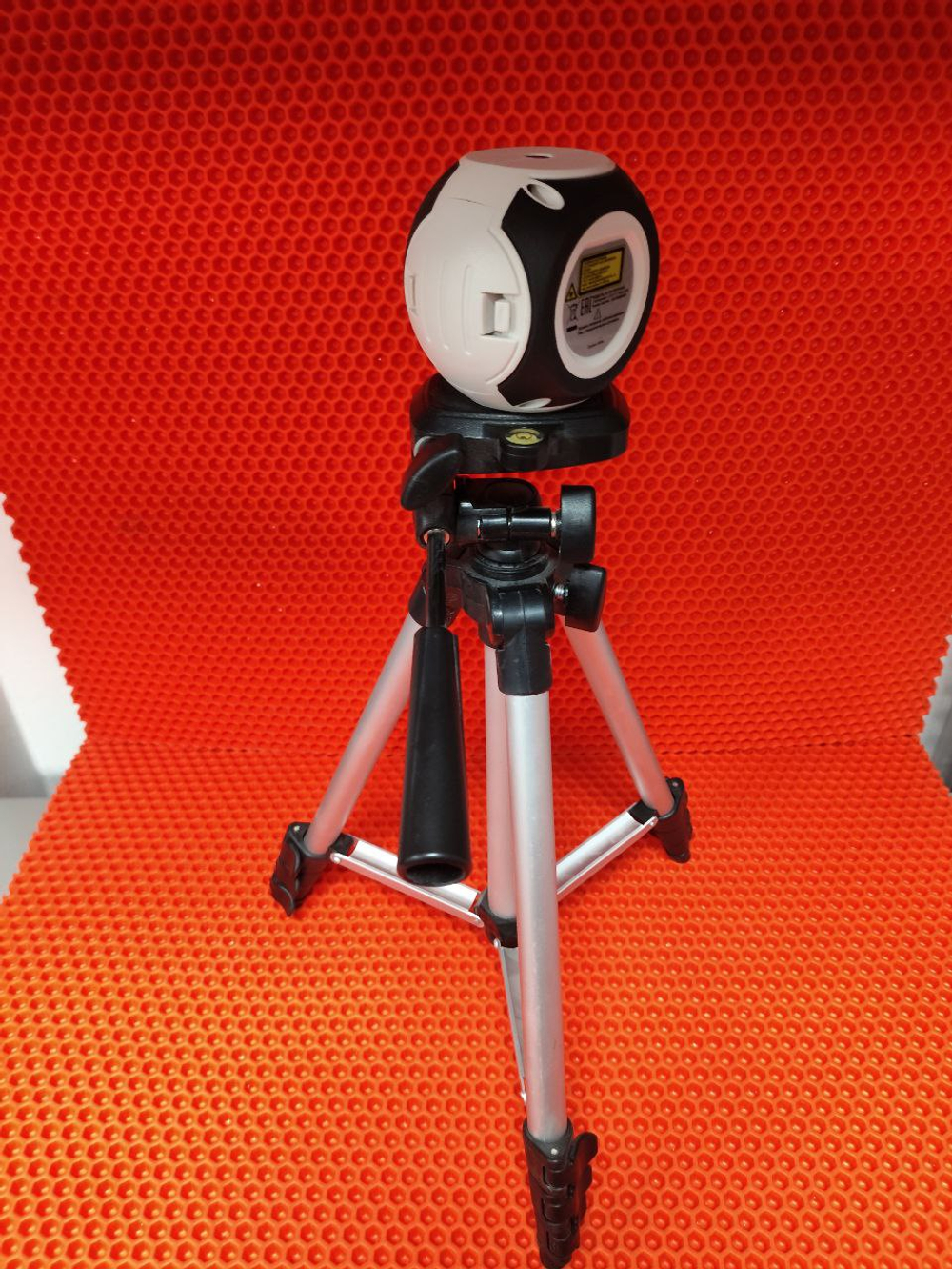 Лазерный уровень NLC06 на штативе