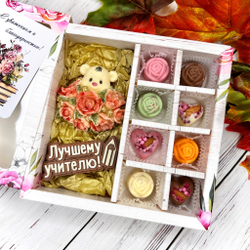 Шоколадный подарок "Лучшему учителю. Мишка с розами": шоколадка-надпись и 8 конфет ручной работы