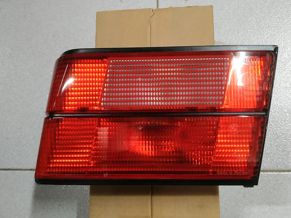BMW E34 Задний фонарь в крышке багажника правый "Hella"