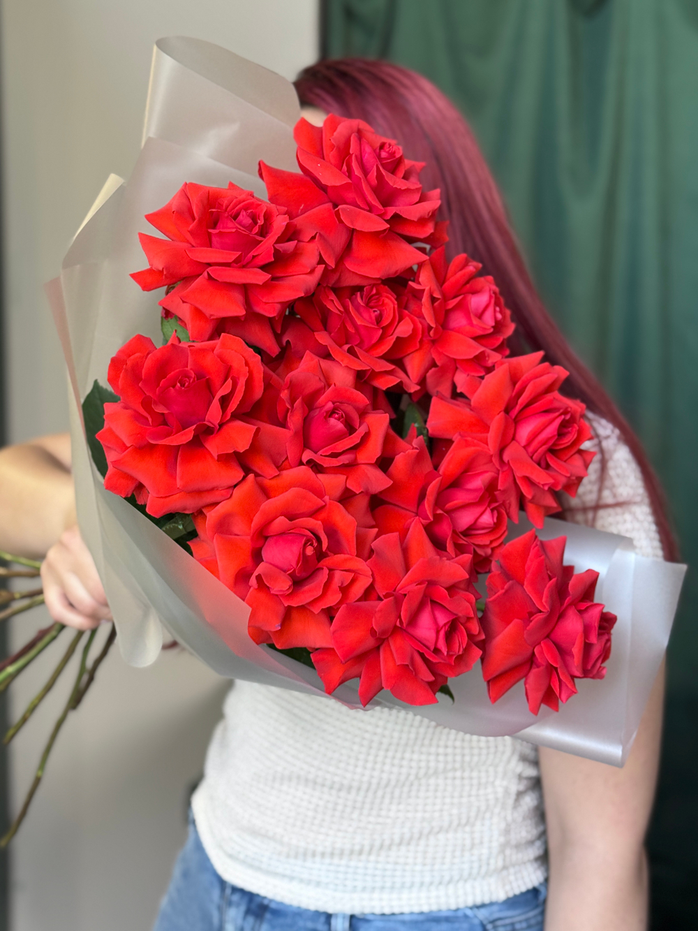 Красные французские розы сорта Нина