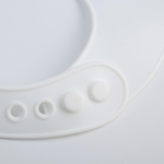 5385562 Нагрудник силиконовый, на кнопках, с карманом «Кораблик», цвет белый/серый