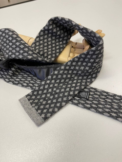 Трикотажный брендовый галстук (узор) (Ermenegildo Zegna, 142, Темно-серый фон/узор из серых мушек, 6,5, 4,5, 100%кашемир)