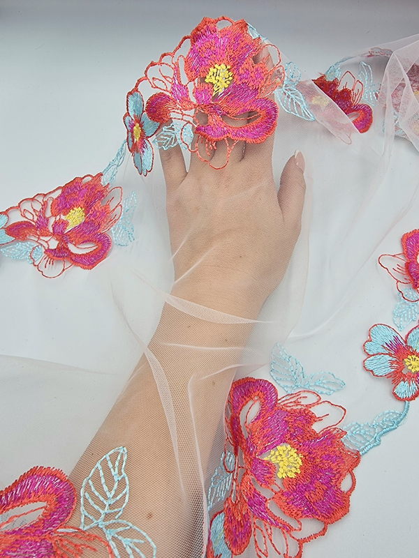 Вышивка на сетке белая с голубыми и красными цветами К694