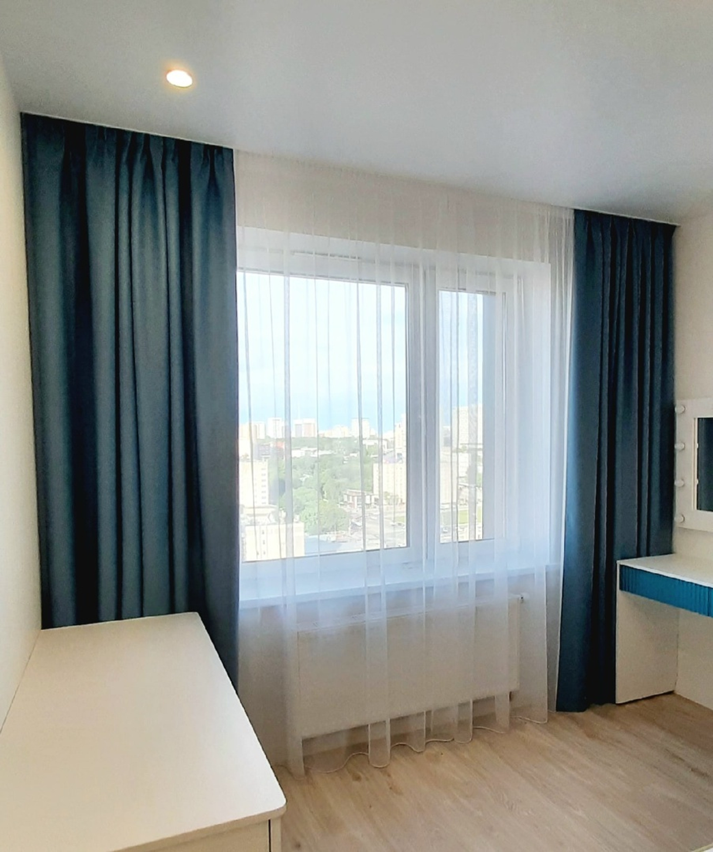 💎 Плотный бирюзовый димаут и полупрозрачный тюль - сетка молочного оттенка. Все лаконично и самодостаточно.