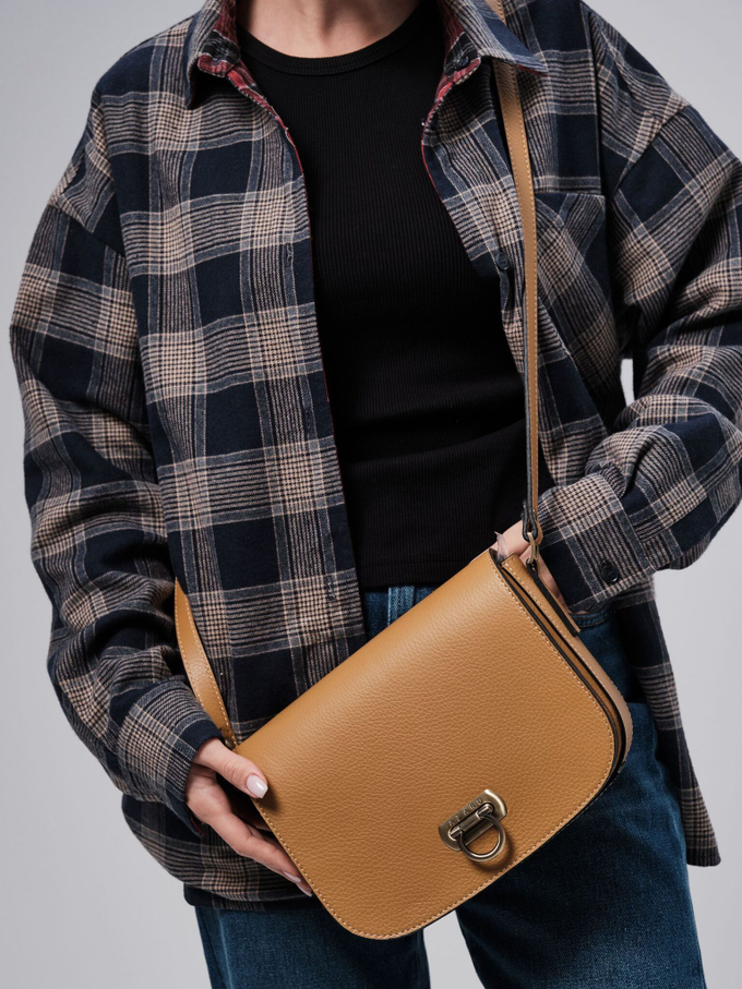 Сумка кожаная на плечо кросс-боди глина