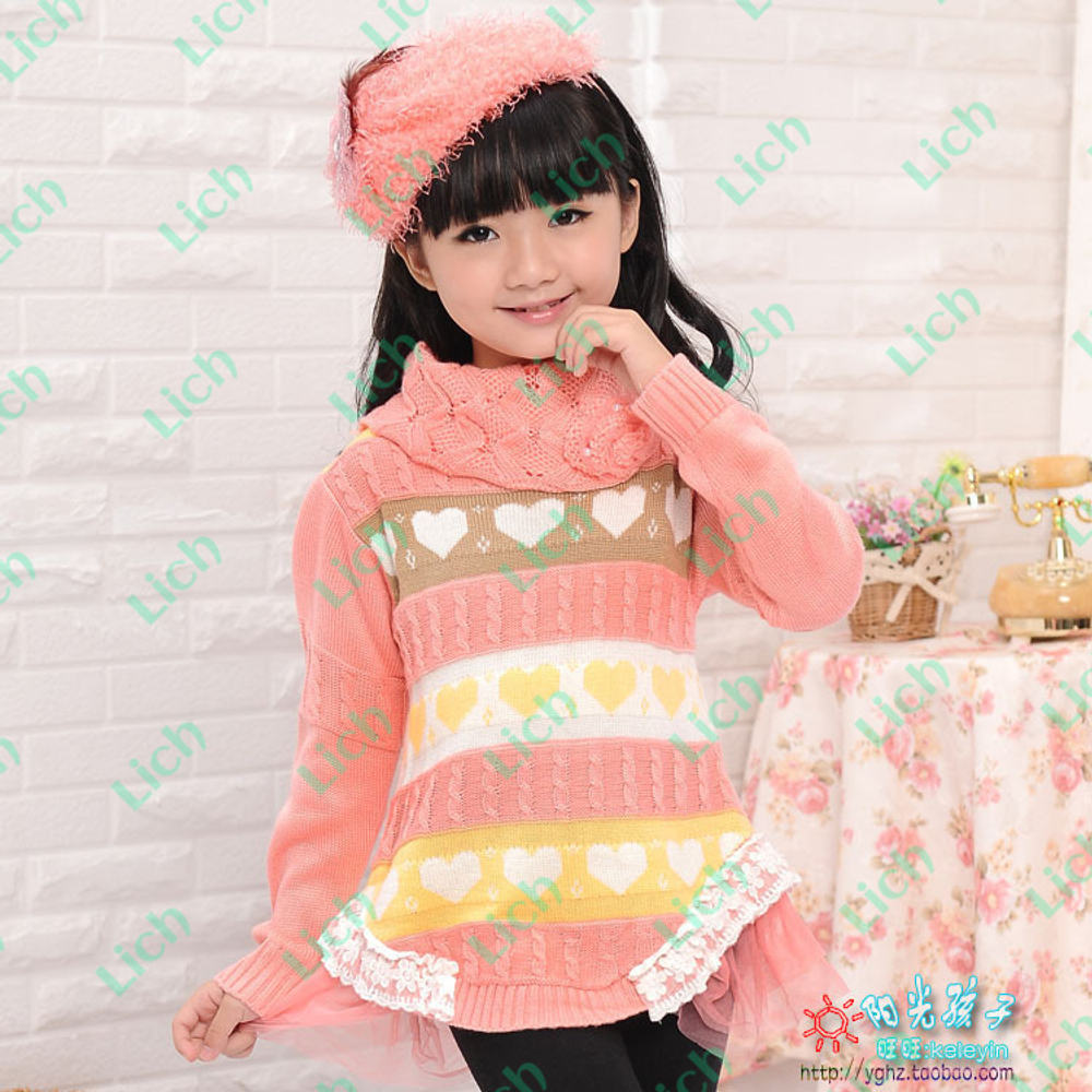 Джемпер детский с высоким воротом рельефной вязки, кружевом и сердечками