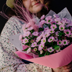 8. Милый стойкий букет из розовых ромашек