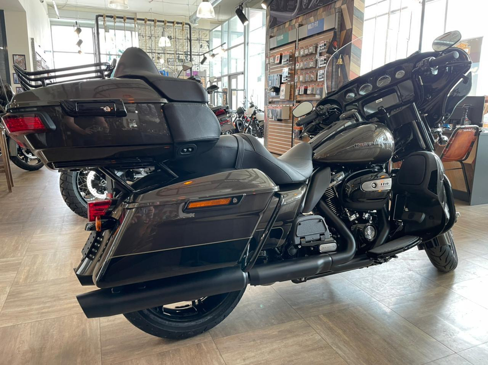 Ultra Limited, Harley-Davidson (FLHTK), 2020 "River Rock Gray / Vivid Black, Black Finish"
