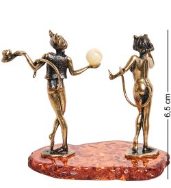 AM-1070 Фигурка «Кошка и кот с шаром» (латунь, янтарь)