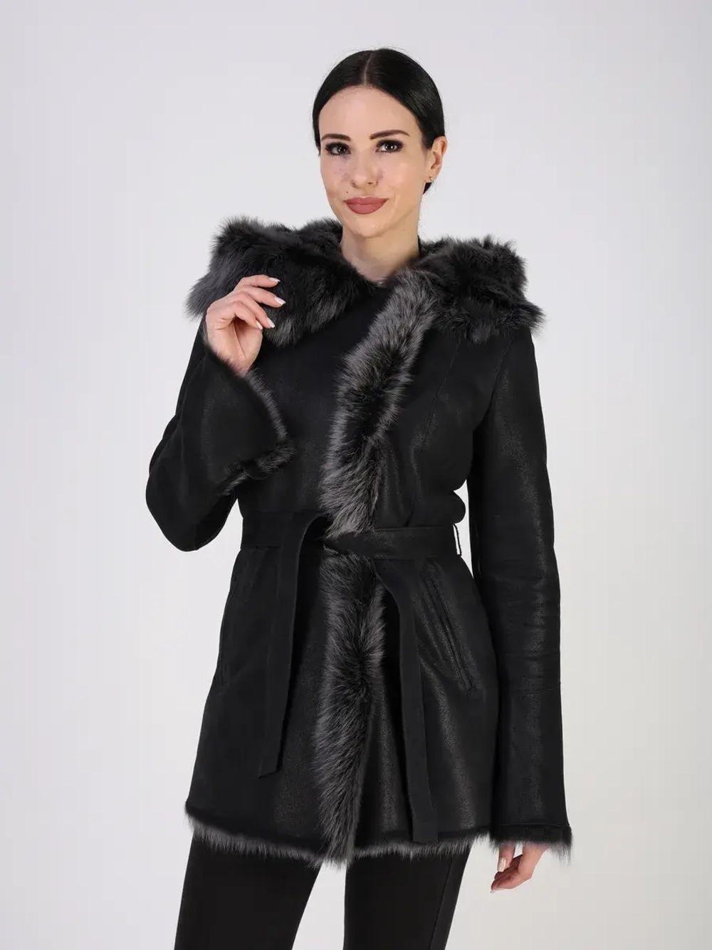 Дубленка зимняя натуральная с капюшоном короткая