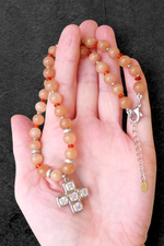 Чокер с кальцитом и сердоликом, подвеска стразовый крест