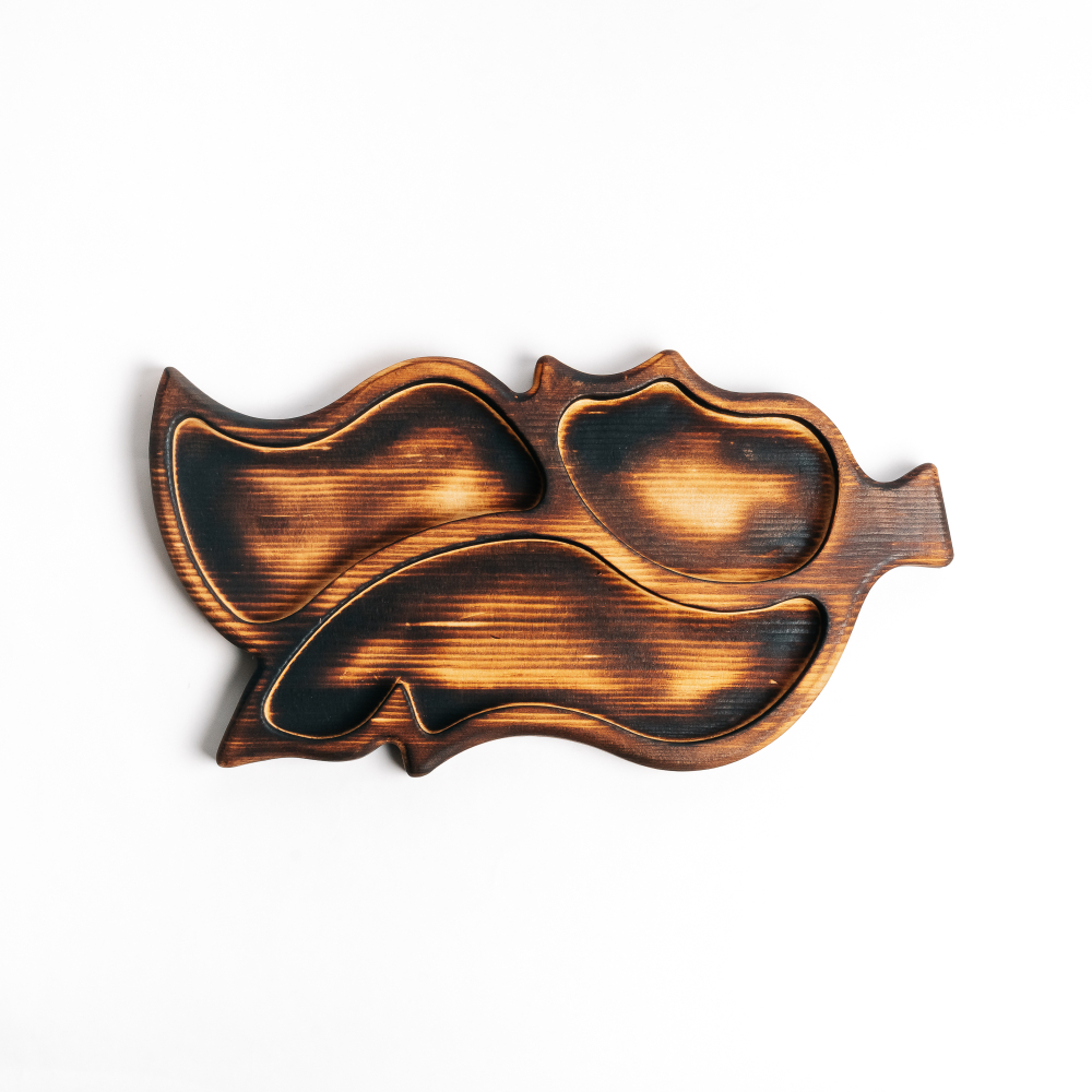 Деревянная менажница из кедра для подачи блюд и закусок "лист". MG81