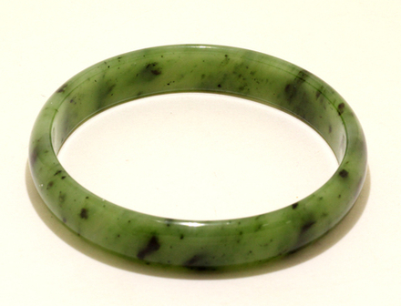 Браслет -кольцо из нефрита диаметр 80 мм,ширина 15мм, толщина 8мм вес 80гр