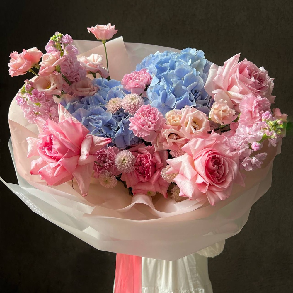 Авторский букет «Я подарю тебе звезду!»: воздушная гортензия, роза Пинк Охара, кружевной лизиантус, стойкий диантус, хризантема Сантини, ароматная маттиола/ Цветы/ букет от RoseMarkt