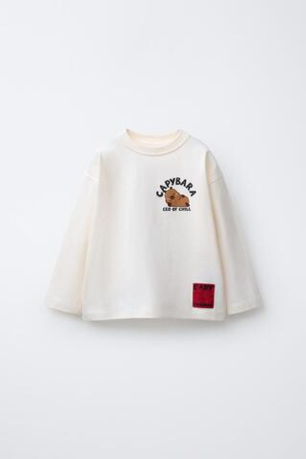 ZARA ФУТБОЛКА С ПРИНТОМ «КАПИБАРА КАПИФАН» ©, ЭКРЮ