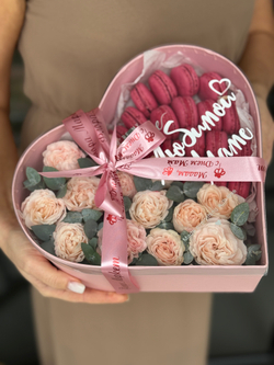 Композиция «Сердце Мамы» с пионовидными кустовыми розами, эвкалиптом и макарунс от Флора Маркет, размер M