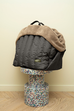 Комплект: Автокресло черное + чехол меховой