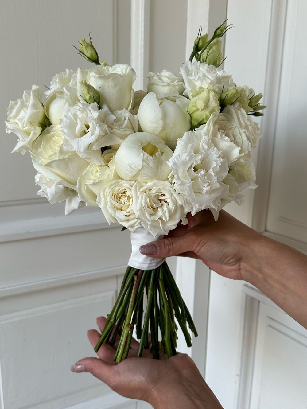 Свадебный букет из пионов, лизиантуса, кустовых пионовидных и одноголовых роз