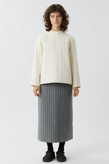 Стеганый свитер молочного цвета