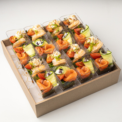 Бокс салатов с семгой и креветками