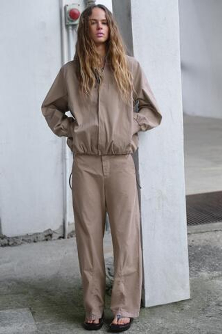 ZARA БРЮКИ ПРЯМОГО КРОЯ СО СБОРКАМИ, ПУДРОВО-РОЗОВЫЙ