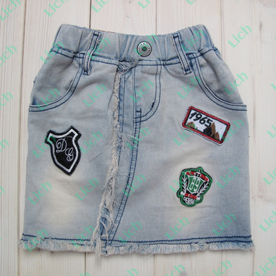 Юбка детская джинсовая с лейблами и бахромой