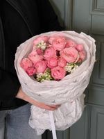 Букет из кустовой пионовидной розы и белых незабудок