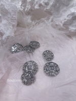 Пуговицы серебристые с квадратными деталями и прозрачной серой эмалью с блестками