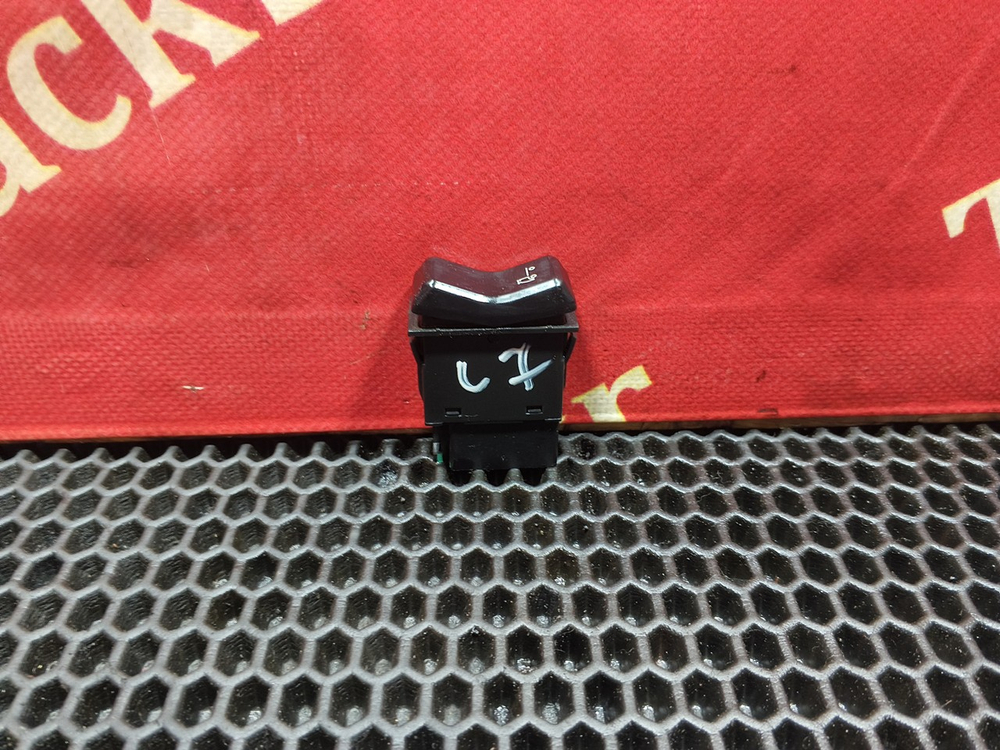 Кнопка люка