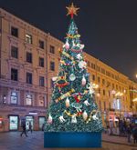 Светодинамическая елка каркасная - встроенная гирлянда: холодный свет - "Уральская" 11 м