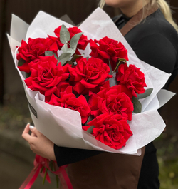 Красные французские розы премиум сорта и эвкалипт в элегантном оформлении