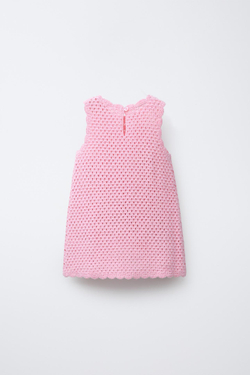 ZARA ТРИКОТАЖНОЕ ПЛАТЬЕ ИЗ КРУЖЕВА КРОШЕ С НАШИВКАМИ «КЛУБНИКА», РОЗОВЫЙ