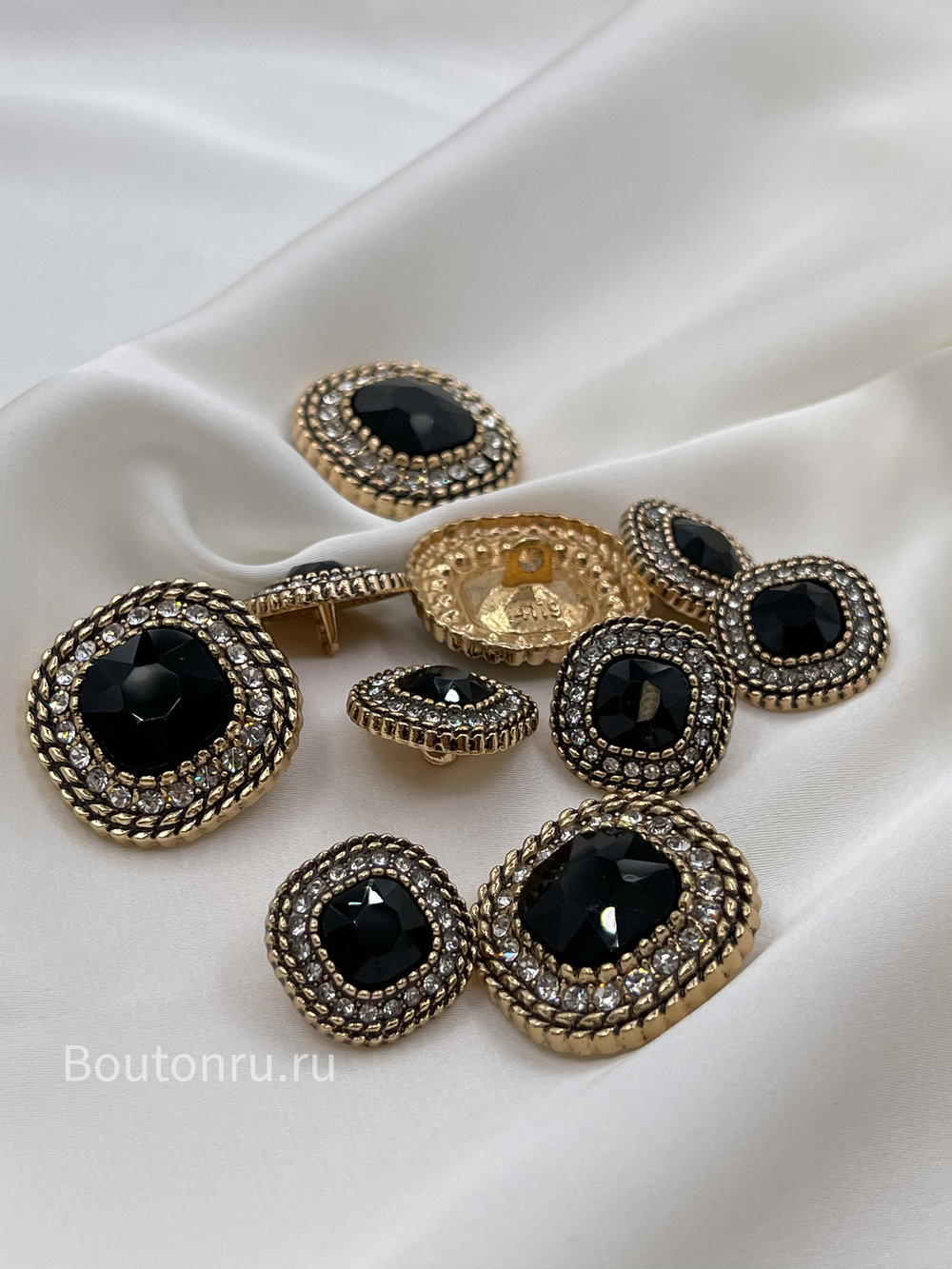 Пуговицы Квадрат золотые черные со стразами и косичкой