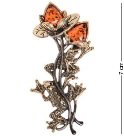 AM-2359 Брошь «Лягушки в кувшинках» (латунь, янтарь)