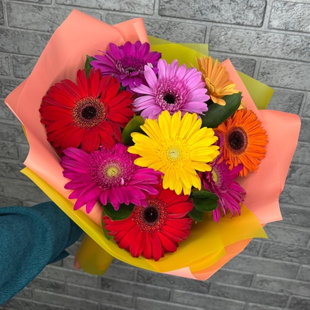 Букет из 9 разноцветных гербер с зеленью