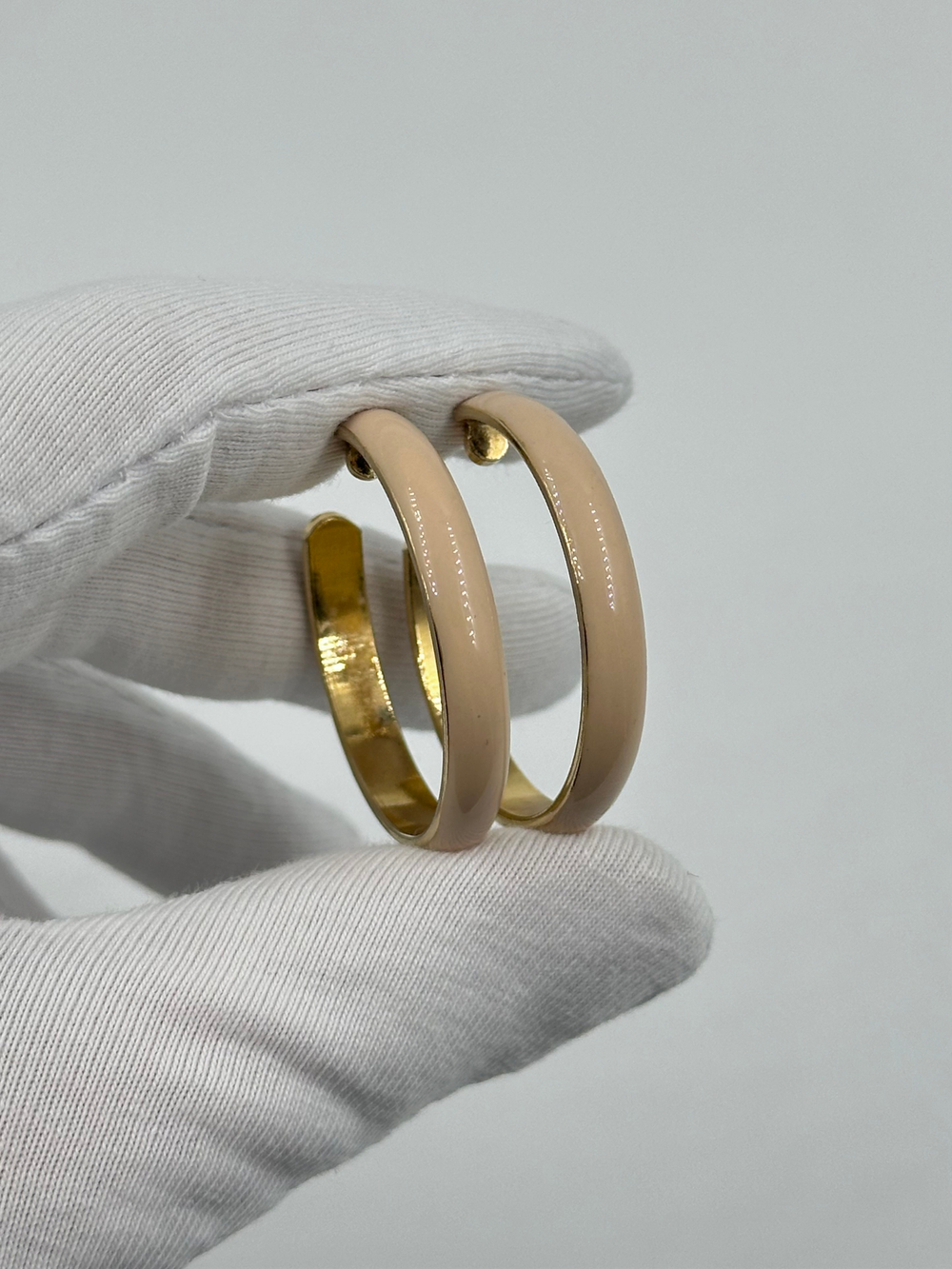 Серьги кольца с бежевой эмалью