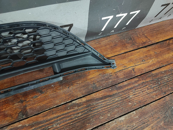 Решетка переднего бампера Mercedes A (W177) 18-нв Б/У Оригинал A1778859100