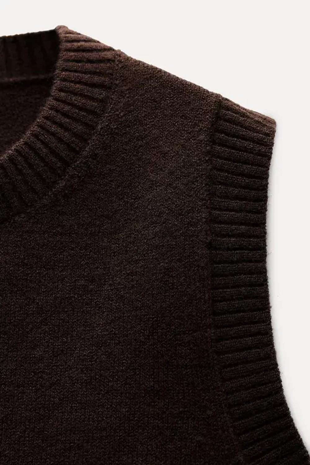 ZARA ОДНОТОННЫЙ ТРИКОТАЖНЫЙ ЖИЛЕТ, ТЕМНО-КОРИЧНЕВЫЙ