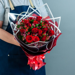 Яркий букет с кенийской розой