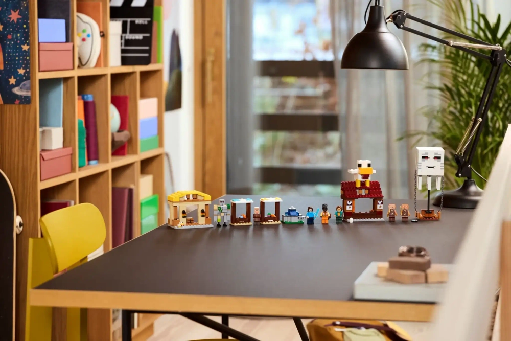 Конструктор LEGO Minecraft 21273 Нападение на деревню на призрачном воздушном шаре