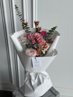 Сборный букет из гиперикума, ранункулюсов, кустовых диантусов и эвкалипта